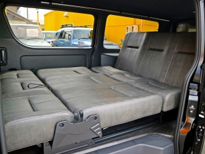 ハイエースバン内装架装　車中泊　ベッド　キャンピングカー
